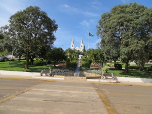 A praça principal da cidade de Treze Tílias, com a igreja matriz ao fundo